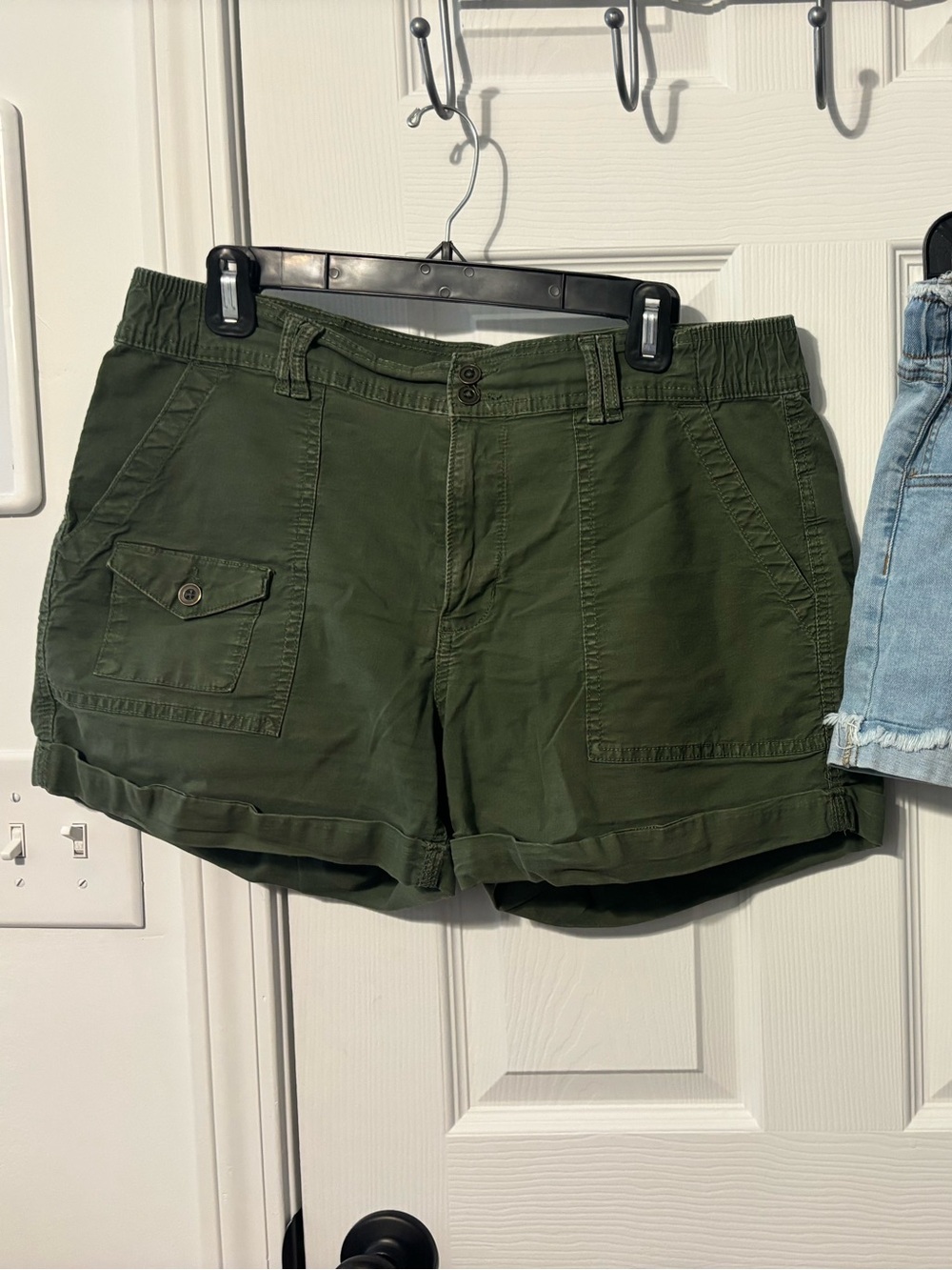 Women’s Utility Cargo Shorts in Olive Green